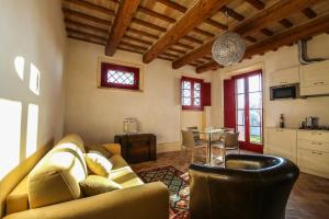 una sala de estar con un sofá y una mesa en Villa Montefiore Country Resort, en Borghetto