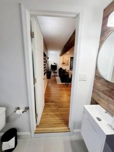 uma casa de banho com um corredor com um lavatório e um espelho em Luxe On Walnut/King Bed/Off St.Parkin/30 days stay em Lancaster