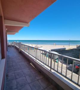 Balkón nebo terasa v ubytování Apartamento en primera línea, Les Palmeretes