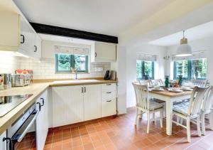 A kitchen or kitchenette at The Cottage