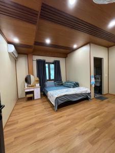 1 dormitorio con 1 cama y escritorio en una habitación en Mộc Homestay, en Mộc Châu