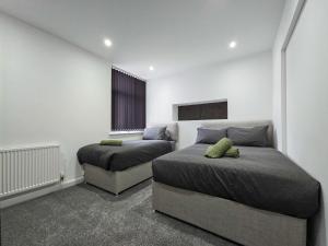 1 dormitorio con 2 camas y ventana en DYSA Bond Apartments, en Blackpool