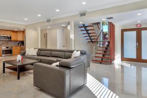 ein Wohnzimmer mit Sofa und Tisch in der Unterkunft Luxury Villa 5BR and 3BR in Hollywood Lakes near Beach in Hollywood