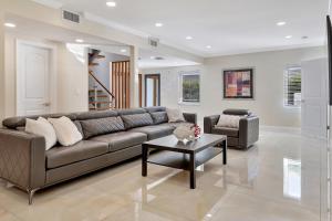 ein Wohnzimmer mit Sofa und Tisch in der Unterkunft Luxury Villa 5BR and 3BR in Hollywood Lakes near Beach in Hollywood