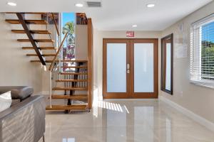 aoyer mit einer Treppe und einer Tür mit einem Treppengeländer in der Unterkunft Luxury Villa 5BR and 3BR in Hollywood Lakes near Beach in Hollywood