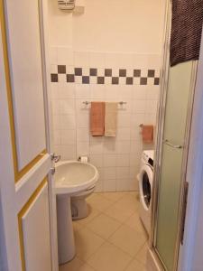 ein kleines Bad mit WC und Waschbecken in der Unterkunft [10 min. dalla spiaggia] Double Suite nel verde in Lavagna