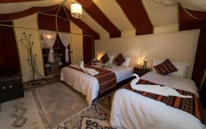Giường trong phòng chung tại Hosting luxury camp