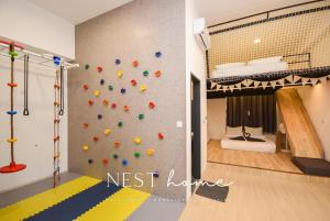 Habitación con pared de escalada y litera en Sunway Grid Loft Suite by Nest Home【Olympic Size Pool】, en Kampong Pendas