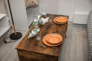 een houten tafel met oranje platen erop bij 1 - Historic Center - 200m from the Cathedra in Béziers