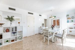 uma cozinha e sala de jantar com mesa e cadeiras em Apartamento Puerto Banús IV em Marbella