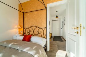 um quarto com uma cama com uma cabeceira de metal em Ka' Doro with Lake View em Nesso