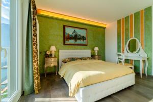 um quarto com uma cama, uma mesa e um espelho em Ka' Doro with Lake View em Nesso