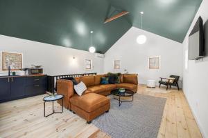 ein Wohnzimmer mit einem Sofa und einem Tisch in der Unterkunft Hudson Valley and The Berkshires Cottage in Hillsdale