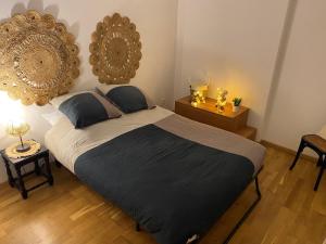 a bedroom with a large bed with a large mirror on the wall at Villa bodié in Troyes