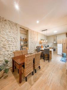 a kitchen and dining room with a table and chairs at CA TONI. Agradable casa rural con chimenea . in Beniarjó