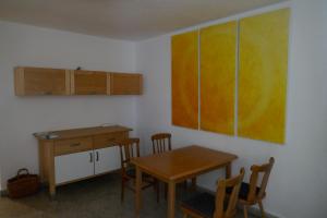 - une cuisine avec une table et une armoire en bois dans l'établissement Gemütliche 2 ZKB im Zentrum, à Karlsruhe