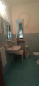 ペスキチにあるCasa Vacanze Villa Francescaのバスルーム(洗面台、トイレ2つ付)