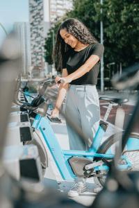 馬德里的住宿－Chic & Stylish Madrid Hideout，一位女士站在一辆蓝色自行车旁边