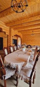 comedor de madera con mesa y sillas en Casa Ilies, en Rozavlea
