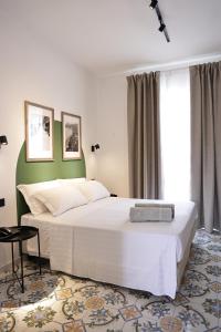 sypialnia z dużym białym łóżkiem i oknem w obiekcie Hotel Terme Oriente - Beach & SPA w mieście Ischia