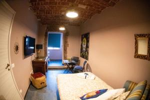ein Zimmer mit einem Tisch und einem Sofa in einem Zimmer in der Unterkunft Casita Jolanda in Albano Laziale