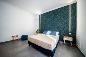 een slaapkamer met een bed en een groene muur bij Luna Marie in Palermo +30 foto's