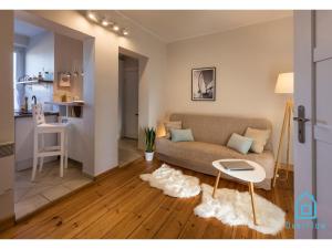 Beacon Room في غدانسك: غرفة معيشة مع أريكة وطاولة
