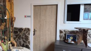 - une porte en bois dans une chambre avec une table dans l'établissement Casa El Drago, à Las Palmas de Gran Canaria