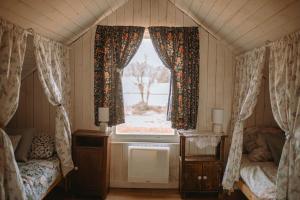 Pokój z 2 łóżkami i oknem w obiekcie Siedlisko Niezapominajka - domek z basenem i balią 