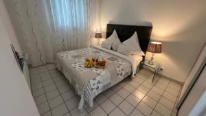 Un dormitorio con una cama con una bandeja de bebidas. en Nice Riviera, en Niza