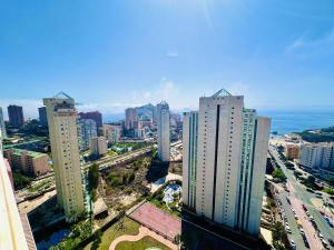 Γενική άποψη της πόλης Cala de Finestrat ή θέα της πόλης από  αυτό το διαμέρισμα