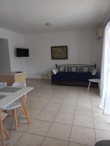 a living room with a couch and a table at Sophie's Sunny Spot 2 in Yéfira