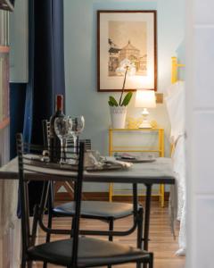 uma sala de jantar com uma mesa e duas cadeiras em La Foresteria 5 em Florença