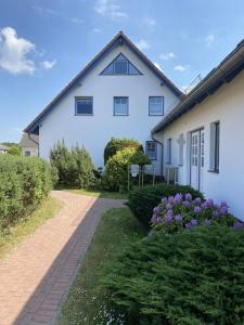 una casa blanca con un camino en Sommergarten 37 C Usedom, en Ostseebad Karlshagen