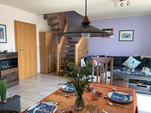 cocina y comedor con mesa y escalera en Sommergarten 37 C Usedom, en Ostseebad Karlshagen