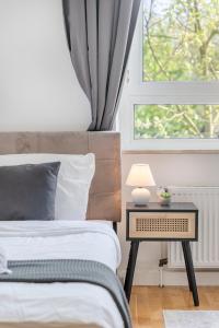 Postel nebo postele na pokoji v ubytování SpaceStays Apartment WIFI Netflix Parking! + 12 fotografií