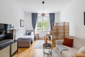 Postel nebo postele na pokoji v ubytování SpaceStays Apartment WIFI Netflix Parking!