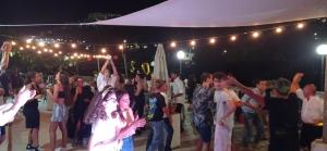 Eine Gruppe von Leuten, die nachts auf einer Party tanzen in der Unterkunft Casa Vacanze Villa Francesca in Peschici