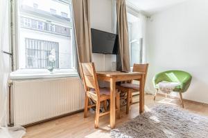 Sjónvarps- og/eða afþreyingartæki á City Vibes: 1BR Apt, 10 Min to Westbahnhof