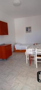 ein Schlafzimmer mit einem Bett und einem Tisch in einem Zimmer in der Unterkunft Casa Vacanze Villa Francesca in Peschici