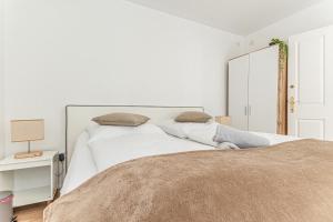Rúm í herbergi á City Vibes: 1BR Apt, 10 Min to Westbahnhof