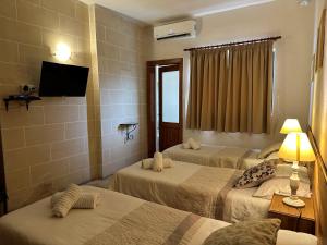 Green Grove Guesthouse tesisinde bir odada yatak veya yataklar