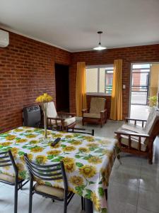 een woonkamer met een tafel met een bloemetjesdoek bij 4 Estaciones in Pergamino
