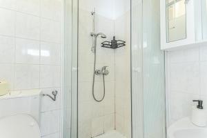Baðherbergi á City Vibes: 1BR Apt, 10 Min to Westbahnhof