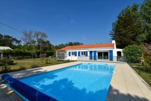 ein großer Pool vor einem Haus in der Unterkunft « La tranquillité » Villa avec piscine in Saint-Hilaire-de-Riez