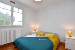 ein Schlafzimmer mit einem Bett mit zwei gelben Kissen in der Unterkunft « La tranquillité » Villa avec piscine in Saint-Hilaire-de-Riez