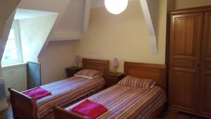 two beds sitting next to each other in a room at Le Chalet du Moulin Blanc in Bergerac
