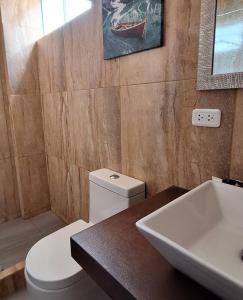 ein Badezimmer mit einem weißen WC und einem Waschbecken in der Unterkunft Casa campo playa Puerto Viejo km 73.5 Panamericana Sur in San Andrés