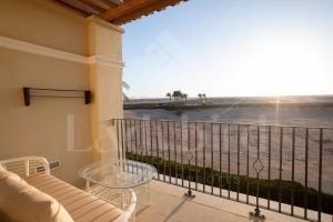balcón con vistas al océano en Ladybird - Veranda Sunset Retreat en Hurghada