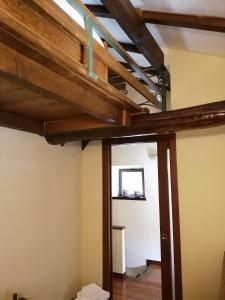 Zimmer mit einem Loft mit Holzbalken in der Unterkunft CASA INES in Stresa